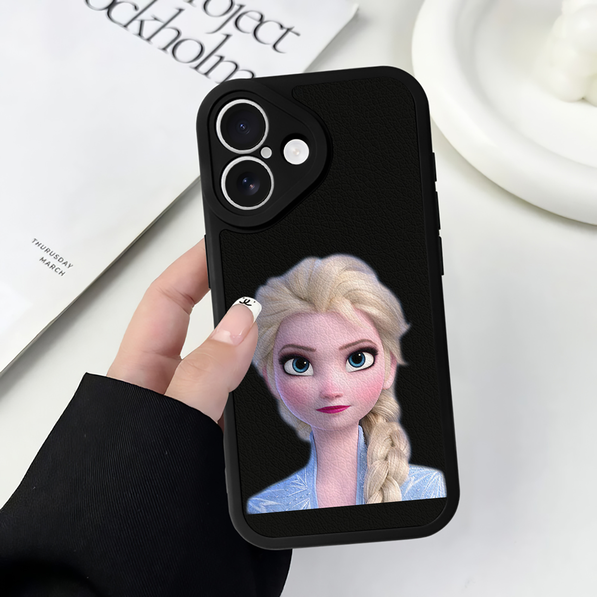 （画像用） アナと雪の女王 アンナ エルサ Frozen Anna Elsa 【iPhone 16シリーズ対応】シリコンスマホケース（レザー調） 材質：シリコン